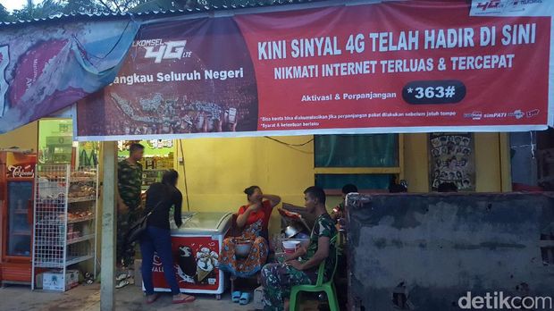 Para tentara nongkrong malam hari di warung perbatasan (Fitraya/detikTravel)