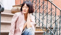 Ibu dua anak itu juga mengabadikan fotonya dengan blazer pink dipadukan celana jeans. Foto: Instagram/ Dian Sastro