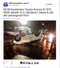  Mobil Terbalik karena Tabrak Pembatas Jalan di Gandaria