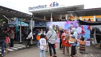 Dimulai pukul 09.00 WIB, Carrefour Ciputat sudah dipadati oleh anak-anak TK dan SD. Foto: Hanif Hawari/ detikHOT