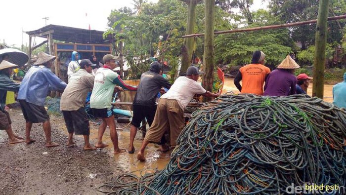 Puluhan Perahu Terbalik di Pati Ditarik Beramai-ramai