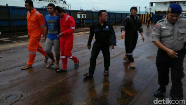 Petugas gabungan mengevakuasi korban