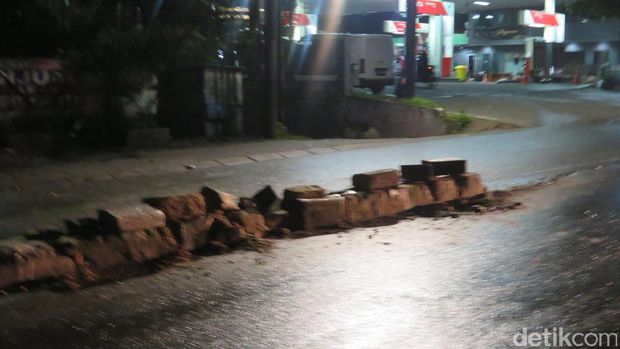 Kondisi pembatas jalan (separator) di Jl Gandaria yang ditabrak mobil