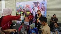 Acara dimulai dengan lomba mewarnai tokoh Adit Sopo Jarwo.  Foto: Hanif Hawari/ detikHOT