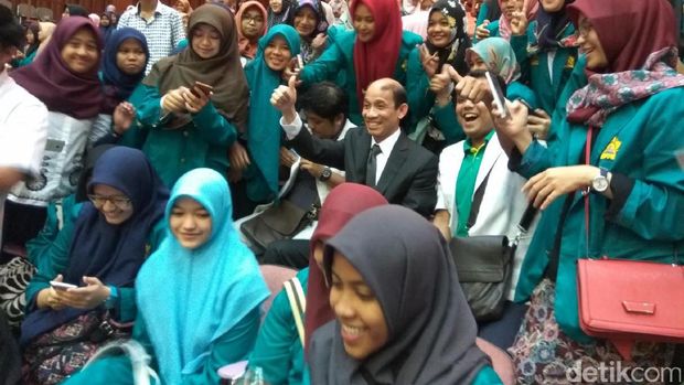 Wakil Menteri ESDM, Arcandra Tahar, jadi sasaran selfie