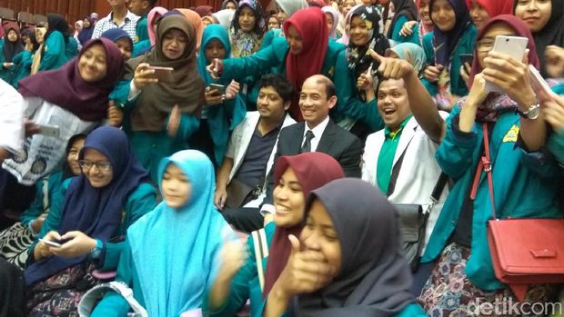 Wakil Menteri ESDM, Arcandra Tahar, jadi sasaran selfie