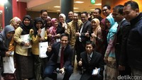 Para wisudawan meluapkan kegembiraan mereka dengan berfoto bersama Direktur Akademik Yayasan Sukma Dr Ahmad Baedowi.