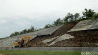 Beberapa tempat yang longsor juga mulai diperbaiki.