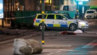Sebuah patung roboh tertabrak truk tersebut. Fredrik Persson/TT News Agency/via Reuters.