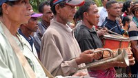 Pedang, tiang bendera, genderang senar, dan trompet itu adalah pusaka yang akan dipulangkan. Acara itu berlangsung di Jembatan Air Mata. Jembatan ini dinamakan demikian karena saat pemisahan kedua negara, kerabat-kerabat yang terpisah berpelukan, bertemu, menangis, dan mengucap perpisahan di titik ini, di antara Indonesia dan Timor Leste, tepatnya di depan Pos Lintas Batas Negara (PLBN) Terpadu Motaain, Belu, NTT.