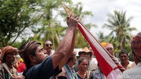 Peristiwa ini telah ditunggu-tunggu sejak 1999, saat gejolak referendum menyeruak dan menghasilkan kemerdekaan bagi Timor Leste. Karena dinamika politik itu, tempat hidup suku Paslara dan suku Daulelo menjadi terbelah. Karena situasi tidak kondusif saat itu, pusaka yang berada di Timor Leste (dulu bernama Provinsi Timor Timur) diungsikan terlebih dulu ke Indonesia. Pusaka-pusaka itu dijaga dan bakal kembali ke tempatnya bila situasi sudah kondusif.