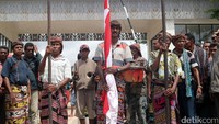 Akhirnya, setelah 18 tahun berlalu, pusaka itu dikembalikan. Disaksikan detikcom pada Sabtu (1/4/2017) di lokasi, di atas jembatan sisi merah-putih ada 10 pria mengenakan kain tais. Mereka membawa satu pedang, tiga tiang bendera, dua genderang senar, dan dua trompet kuningan. Salah satu dari tiga tiang bendera itu dipasangi bendera Merah-Putih.