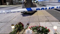 Karangan bunga tanda duka cita telah dikirimkan oleh warga ke TKP. Maja Suslin/TT news Agenc/via Reuters.