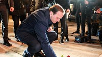 PM Swedia Stefan Lofven untuk meletakan karangan bunga. Fredrik Sandberg/TT News Agency via REUTERS.