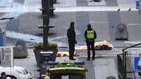 Tampak korban tewas ditutupi selimut. Fredrik Sandberg/TT News Agency via REUTERS.