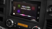 Lebih menariknya lagi, dengan fungsi pendeteksi suara yang canggih, pengendara juga dapat mengendalikan semua menu dengan menggunakan Siri, seperti ketika ingin melakukan panggilan telepon, hingga meminta bantuan penunjuk jalan.