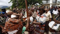 Kemudian tiang bendera itu diserahkan ke pihak saudara suku yang berada di Timor Leste, disusul penyerahan dua tiang bendera lainnya, satu pedang, dua genderang senar, dan dua trompet.