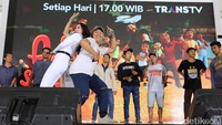 Ada banyak game yang dibawakan oleh Bebizie dari atas panggung. Foto: Hanif Hawari/ detikHOT