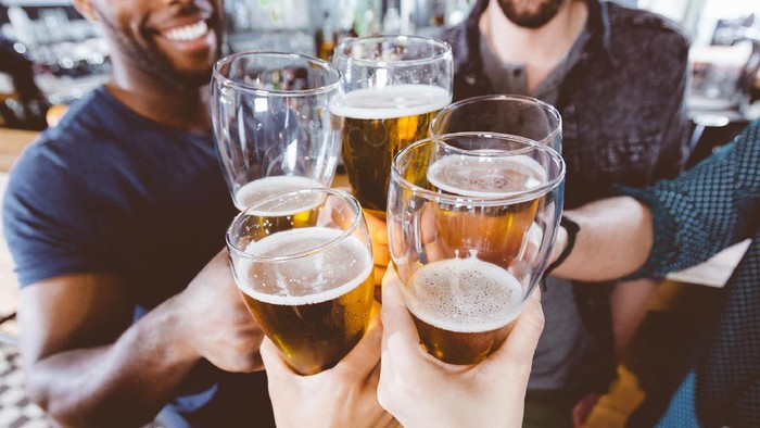 Ilustrasi pria minum bir. Foto: iStock Ilustrasi pria minum bir. Foto: iStock