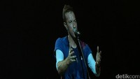 Coldplay juga memberikan penghormatan kepada mendiang musisi David Bowie dengan membawakan lagu Heroes. Foto: Dyah Paramita Saraswati