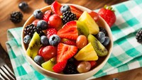 Pendiri Virgin Group, Richard Branson memilih salad buah dan muesli untuk disantap pagi hari. Ia menikmati sarapan favoritnya bersama keluarga. Foto: iStock