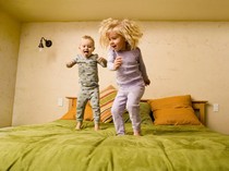 Tempat Tidur Sering Dilompati Anak-anak, Ini Dampak Buruknya