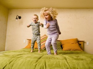 Tempat Tidur Sering Dilompati Anak-anak, Ini Dampak Buruknya