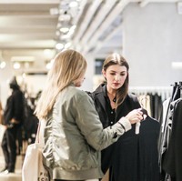 5. Efek StressSituasi di mana orang sedang stres juga sering mempengaruhi kebiasaan belanja. Ketika habis dimarahi bos atau ada masalah dengan pasangan, banyak orang melampiaskannya dengan membeli barang. Pastikan Anda tidak membeli barang-barang kurang berguna hanya karena ini. Foto: (Visit Sweden)