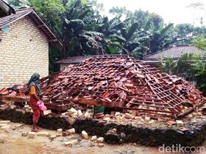Hujan Deras Disertai Angin Kencang Robohkan Rumah Warga Pamekasan