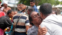 Pusaka sudah berpindah tangan. Orang-orang di lokasi kemudian bersorak. Masyarakat yang terpisah oleh batas negara ini kemudian bersalaman, berpelukan, dan saling menempelkan hidung sebagai wujud keakraban mereka.