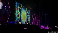 Mereka tampil membawakan sejumlah lagu, mulai dari album terdahulu hingga album terbaru. Foto: Dyah Paramita Saraswati