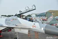 Gaya Jokowi Duduk di Kokpit Pesawat Tempur Sukhoi