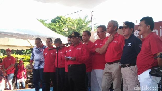 Plt Gubernur DKI Sumarsono di peluncuran bus maxi TransJakarta / 