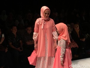 Foto: Cantiknya Marini Zumarnis dengan Hijab Peach di Show Elzatta