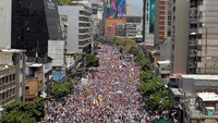 Ekonomi Venezuela jatuh 18% pada tahun berikutnya. Krisis merambat lebih dalam untuk sektor keuangan dan kemanusiaan. Hingga menimbulkan unjuk rasa besar-besaran pada April 2017. Reuters.