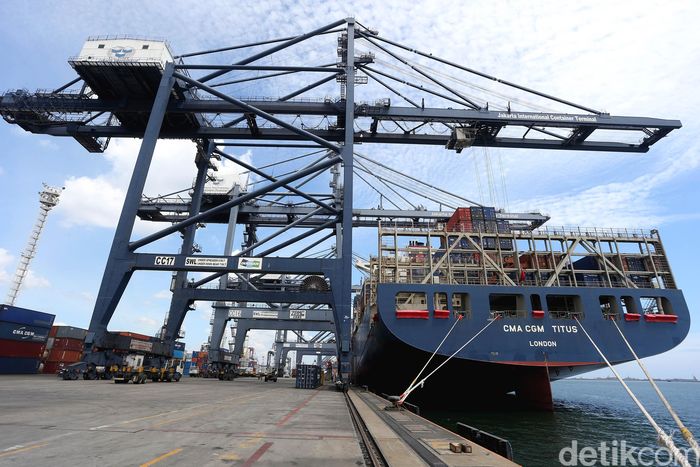 Lebih Dekat dengan Kapal CMA-CGM Titus