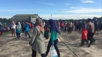 Warga antusias menonton atraksi udara