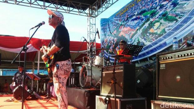 Menteri PUPR Basuki Hadimuljono menabuh drum