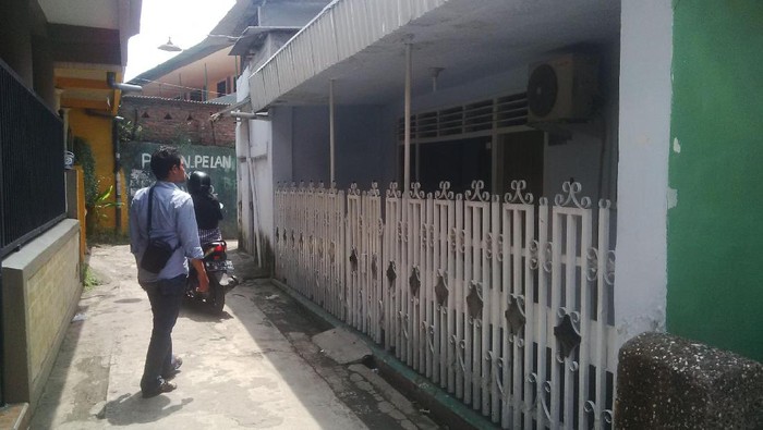 Rumah anggota DPRD Kabupaten Pasuruan Muhammad Nadir Umar yang terletak di Kelurahan Kersikan, Kecamatan Bangil, tampak sepi. Di sekitar rumah juga tak ada aktivitas mencolok.

Rumah yang berada di Gang Wetan Alun-alun tersebut tertutup rapat. Pagar besi warna putih juga tertutup, namun tak terkunci.
