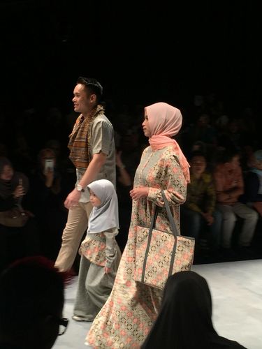 Foto: Aksi Ben Kasyafani & Putrinya Sienna di Fashion Show Elzatta Hijab