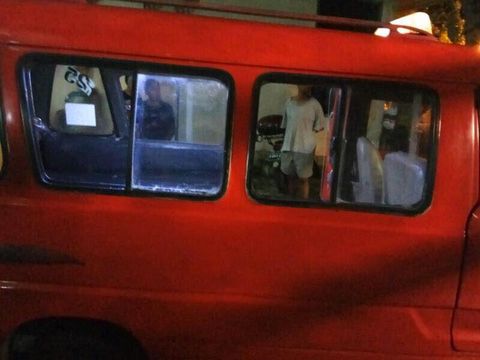 Risma Gendong Anaknya yang Tidur Saat Ditodong di Angkot di Jaktim