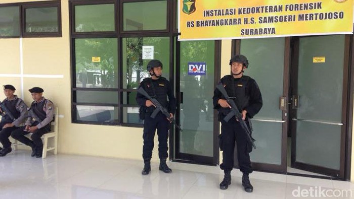 Identifikasi 6 Terduga Teroris Dijaga Ketat Brimob Bersenjata