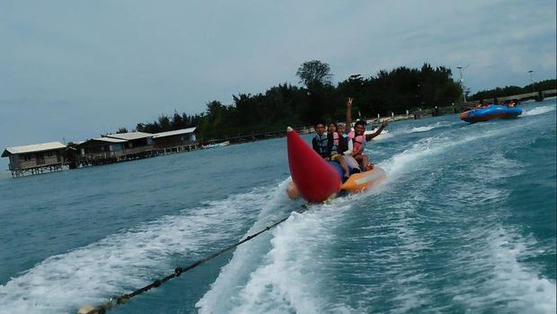 Banana Boat Pulau Tidung Main Banana Boat di Pulau Tidung, Kepulauan Seribu