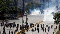 Pendemo dihalau oleh petugas keamanan. (Foto: Reuters/Christian Verron)