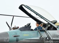 Gaya Jokowi Duduk di Kokpit Pesawat Tempur Sukhoi