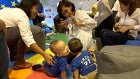 Sebelum lomba dimulai, ada dua anak bertingkah lucu. Mereka ingin saling cium sampai-sampai Bunda bersiap-siap mengabadikan momen tersebut. (Foto: Dian/detikHealth)