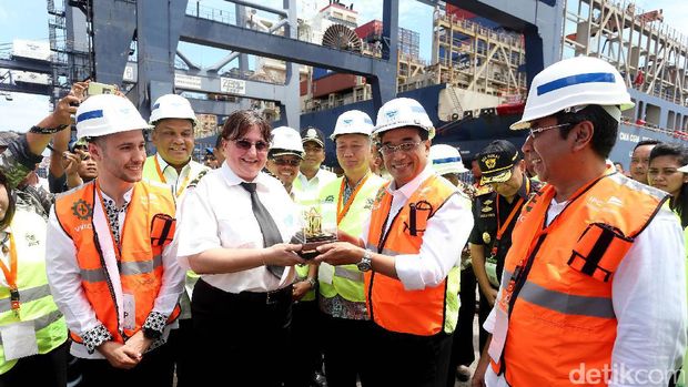Kapal 'Raksasa' Bersandar di Tanjung Priok, Apa Manfaatnya?