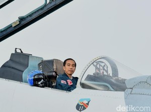 Gaya Jokowi Duduk di Kokpit Pesawat Tempur Sukhoi