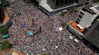 Pendemo memadati jalan-jalan protokol di Caracas akibat krisis ekonomi dan politik. (Foto: Reuters/Christian Verron)