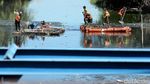 Bersihkan Sampah dari Kali Tirem yang Penuh Lumpur